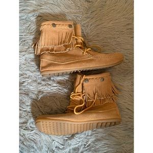 Minnetonka Brown Tramper Bootie Size 9